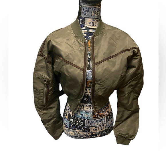 Forever 21 olive green cropped bomber jacket NWOT! - Picture 3 of 11